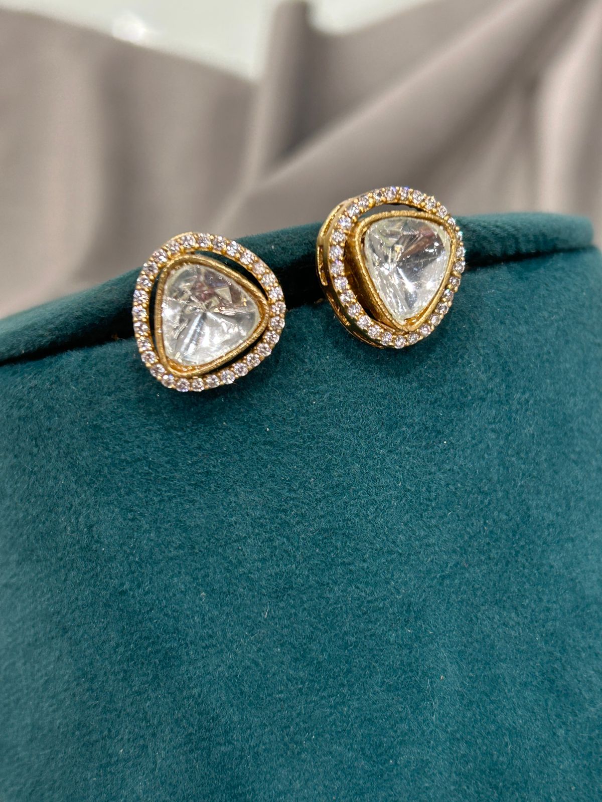 Gold Linked Chain Pendant Necklace Set with Dual-Tone Stones